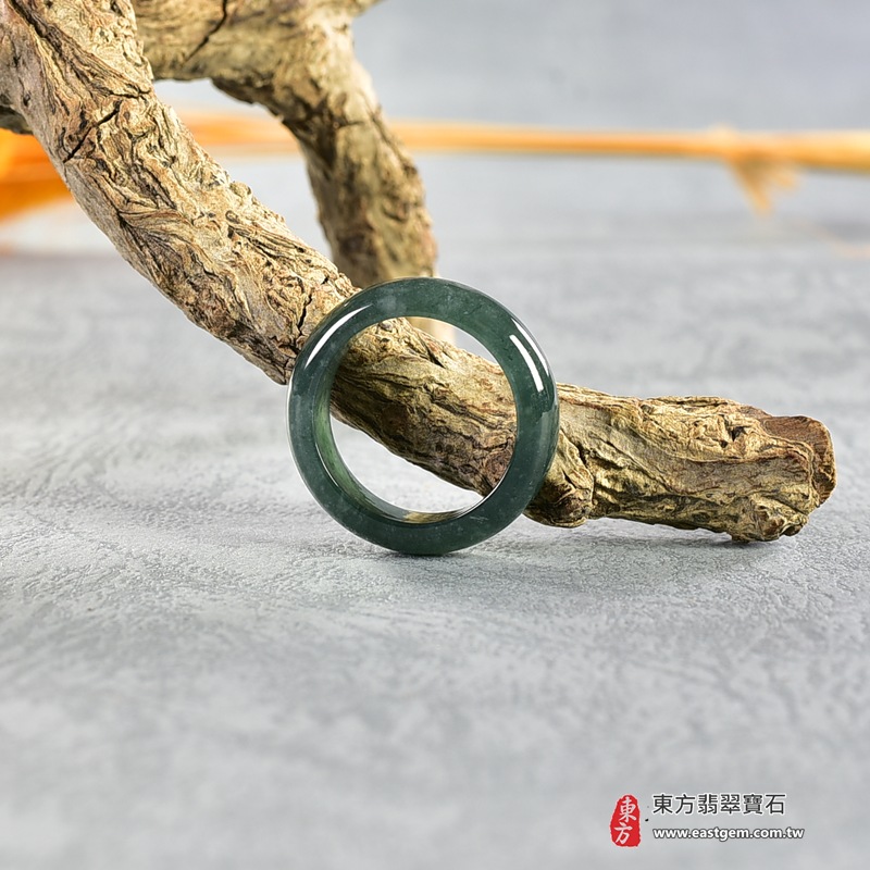 A貨緬甸天然翡翠戒指|綠深綠油青種平口戒|天然翡翠玉戒・天然玉石戒指・深綠油青種翡翠・綠色翡翠戒指・平口戒款式|圓滿和合・平安順遂・吉祥如意・福氣常伴・情緣長久|翡翠玉戒・版指戒・板指戒・結婚戒指・男女對戒・情侶對戒|可客製化訂做各式翡翠戒指、吊墜、玉珮與項鍊|RNG884|附A貨翡翠雙證書 3 A貨緬甸天然翡翠戒指|綠深綠油青種平口戒|天然翡翠玉戒・天然玉石戒指・深綠油青種翡翠・綠色翡翠戒指・平口戒款式|圓滿和合・平安順遂・吉祥如意・福氣常伴・情緣長久|翡翠玉戒・版指戒・板指戒・結婚戒指・男女對戒・情侶對戒|可客製化訂做各式翡翠戒指、吊墜、玉珮與項鍊|RNG884|附A貨翡翠雙證書 3