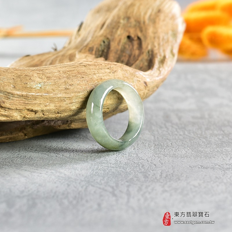 A貨緬甸天然翡翠戒指｜淺綠油青種平口戒｜天然翡翠玉戒・天然玉石戒指・油青種翡翠・淺綠色翡翠戒指・平口戒款式｜圓滿和合・平安順遂・吉祥如意・福氣常伴・情緣長久｜翡翠玉戒・版指戒・板指戒・結婚戒指・男女對戒・情侶對戒｜可客製化訂做各式翡翠戒指、吊墜、玉珮與項鍊｜RNG898｜附A貨翡翠雙證書 5