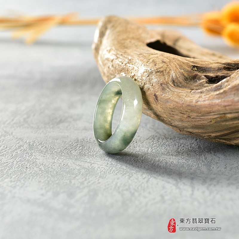A貨緬甸天然翡翠戒指｜淺綠油青種平口戒｜天然翡翠玉戒・天然玉石戒指・油青種翡翠・淺綠色翡翠戒指・平口戒款式｜圓滿和合・平安順遂・吉祥如意・福氣常伴・情緣長久｜翡翠玉戒・版指戒・板指戒・結婚戒指・男女對戒・情侶對戒｜可客製化訂做各式翡翠戒指、吊墜、玉珮與項鍊｜RNG898｜附A貨翡翠雙證書 7