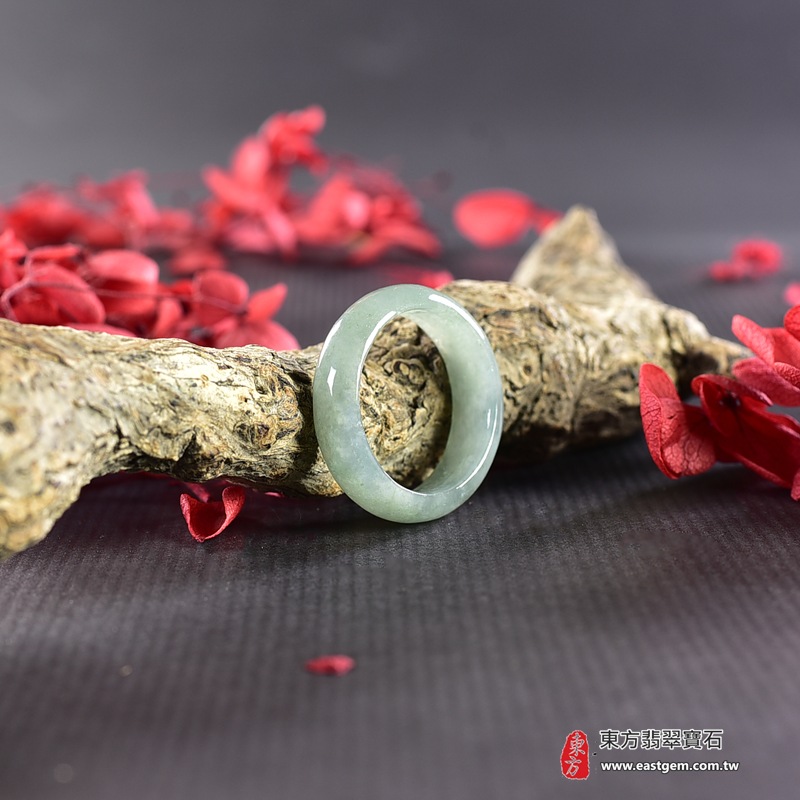 翡翠戒指|天然玉石玉戒・日常配戴與送禮款式|圓滿和合・平安順遂・吉祥如意・福氣常伴・情緣長久|翡翠玉戒・版指戒・板指戒・結婚戒指・男女對戒・情侶對戒|可客製化訂做各式翡翠戒指、吊墜、玉珮與項鍊|RNG921|商品照片與資料介紹 4 翡翠戒指|天然玉石玉戒・日常配戴與送禮款式|圓滿和合・平安順遂・吉祥如意・福氣常伴・情緣長久|翡翠玉戒・版指戒・板指戒・結婚戒指・男女對戒・情侶對戒|可客製化訂做各式翡翠戒指、吊墜、玉珮與項鍊|RNG921|商品照片與資料介紹 4