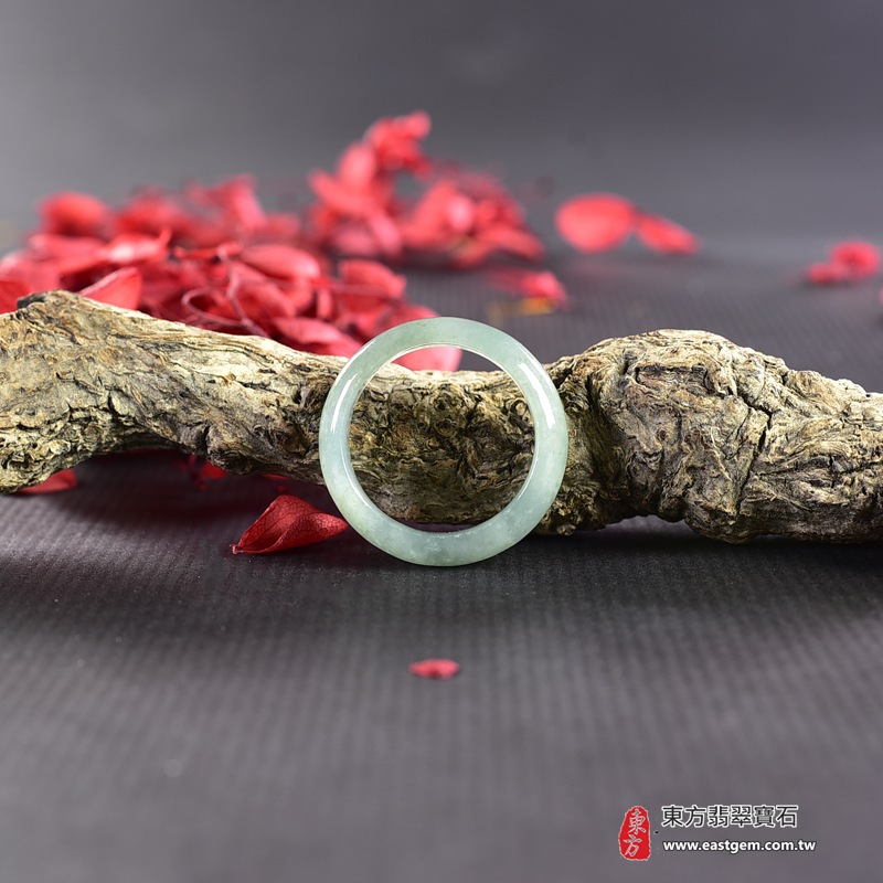 翡翠戒指|天然玉石玉戒・日常配戴與送禮款式|圓滿和合・平安順遂・吉祥如意・福氣常伴・情緣長久|翡翠玉戒・版指戒・板指戒・結婚戒指・男女對戒・情侶對戒|可客製化訂做各式翡翠戒指、吊墜、玉珮與項鍊|RNG921|商品照片與資料介紹 6 翡翠戒指|天然玉石玉戒・日常配戴與送禮款式|圓滿和合・平安順遂・吉祥如意・福氣常伴・情緣長久|翡翠玉戒・版指戒・板指戒・結婚戒指・男女對戒・情侶對戒|可客製化訂做各式翡翠戒指、吊墜、玉珮與項鍊|RNG921|商品照片與資料介紹 6