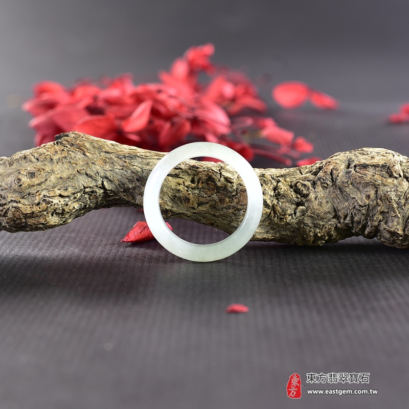 翡翠戒指|天然玉石玉戒・日常配戴與送禮款式|圓滿和合・平安順遂・吉祥如意・福氣常伴・情緣長久|翡翠玉戒・版指戒・板指戒・結婚戒指・男女對戒・情侶對戒|可客製化訂做各式翡翠戒指、吊墜、玉珮與項鍊|RNG923|商品照片與資料介紹 5 翡翠戒指|天然玉石玉戒・日常配戴與送禮款式|圓滿和合・平安順遂・吉祥如意・福氣常伴・情緣長久|翡翠玉戒・版指戒・板指戒・結婚戒指・男女對戒・情侶對戒|可客製化訂做各式翡翠戒指、吊墜、玉珮與項鍊|RNG923|商品照片與資料介紹 5
