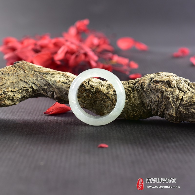 翡翠戒指|天然玉石玉戒・日常配戴與送禮款式|圓滿和合・平安順遂・吉祥如意・福氣常伴・情緣長久|翡翠玉戒・版指戒・板指戒・結婚戒指・男女對戒・情侶對戒|可客製化訂做各式翡翠戒指、吊墜、玉珮與項鍊|RNG924|商品照片與資料介紹 4 翡翠戒指|天然玉石玉戒・日常配戴與送禮款式|圓滿和合・平安順遂・吉祥如意・福氣常伴・情緣長久|翡翠玉戒・版指戒・板指戒・結婚戒指・男女對戒・情侶對戒|可客製化訂做各式翡翠戒指、吊墜、玉珮與項鍊|RNG924|商品照片與資料介紹 4