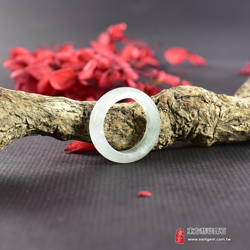 翡翠戒指|天然玉石玉戒・日常配戴與送禮款式|圓滿和合・平安順遂・吉祥如意・福氣常伴・情緣長久|翡翠玉戒・版指戒・板指戒・結婚戒指・男女對戒・情侶對戒|可客製化訂做各式翡翠戒指、吊墜、玉珮與項鍊|RNG924|商品照片與資料介紹 5 翡翠戒指|天然玉石玉戒・日常配戴與送禮款式|圓滿和合・平安順遂・吉祥如意・福氣常伴・情緣長久|翡翠玉戒・版指戒・板指戒・結婚戒指・男女對戒・情侶對戒|可客製化訂做各式翡翠戒指、吊墜、玉珮與項鍊|RNG924|商品照片與資料介紹 5
