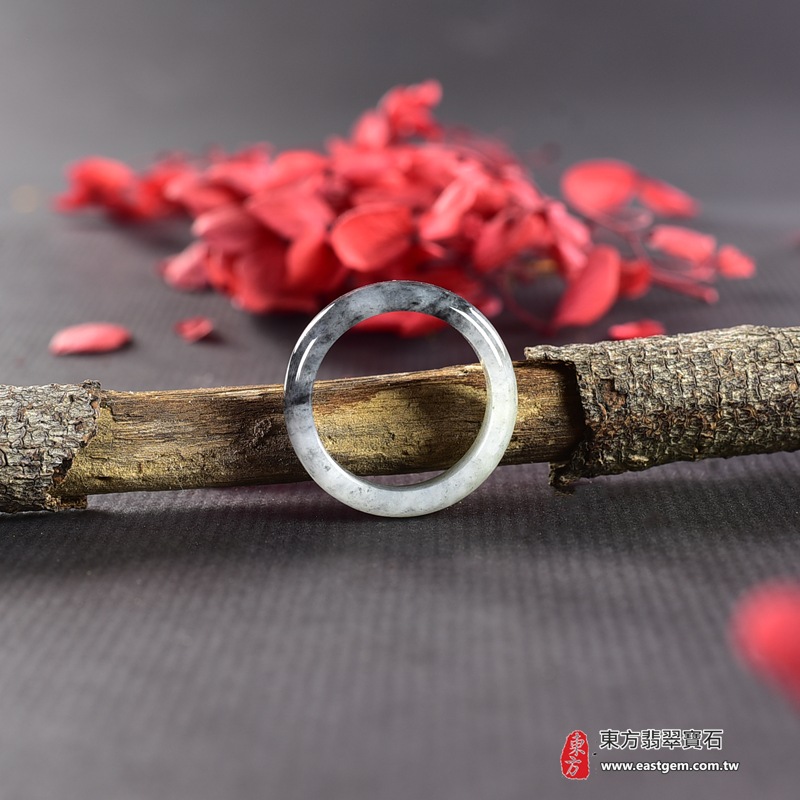 翡翠戒指|天然玉石玉戒・日常配戴與送禮款式|圓滿和合・平安順遂・吉祥如意・福氣常伴・情緣長久|翡翠玉戒・版指戒・板指戒・結婚戒指・男女對戒・情侶對戒|可客製化訂做各式翡翠戒指、吊墜、玉珮與項鍊|RNG926|商品照片與資料介紹 6 翡翠戒指|天然玉石玉戒・日常配戴與送禮款式|圓滿和合・平安順遂・吉祥如意・福氣常伴・情緣長久|翡翠玉戒・版指戒・板指戒・結婚戒指・男女對戒・情侶對戒|可客製化訂做各式翡翠戒指、吊墜、玉珮與項鍊|RNG926|商品照片與資料介紹 6