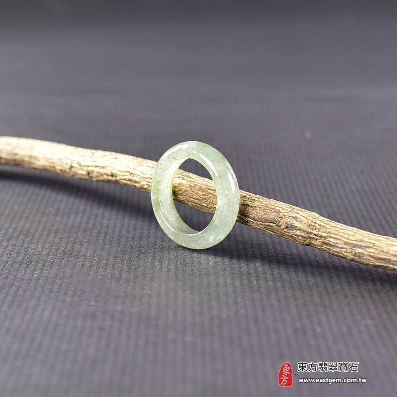 翡翠戒指|天然玉石玉戒・日常配戴與送禮款式|圓滿和合・平安順遂・吉祥如意・福氣常伴・情緣長久|翡翠玉戒・版指戒・板指戒・結婚戒指・男女對戒・情侶對戒|可客製化訂做各式翡翠戒指、吊墜、玉珮與項鍊|RNG931|商品照片與資料介紹 4 翡翠戒指|天然玉石玉戒・日常配戴與送禮款式|圓滿和合・平安順遂・吉祥如意・福氣常伴・情緣長久|翡翠玉戒・版指戒・板指戒・結婚戒指・男女對戒・情侶對戒|可客製化訂做各式翡翠戒指、吊墜、玉珮與項鍊|RNG931|商品照片與資料介紹 4