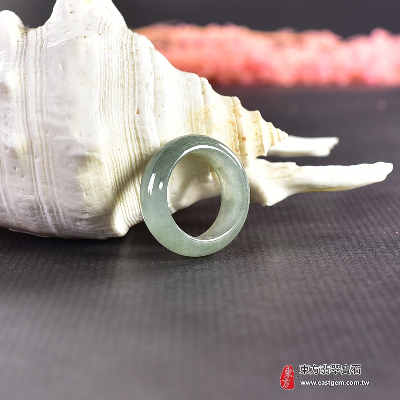 翡翠戒指|天然玉石玉戒・日常配戴與送禮款式|圓滿和合・平安順遂・吉祥如意・福氣常伴・情緣長久|翡翠玉戒・版指戒・板指戒・結婚戒指・男女對戒・情侶對戒|可客製化訂做各式翡翠戒指、吊墜、玉珮與項鍊|RNG940|商品照片與資料介紹 5 翡翠戒指|天然玉石玉戒・日常配戴與送禮款式|圓滿和合・平安順遂・吉祥如意・福氣常伴・情緣長久|翡翠玉戒・版指戒・板指戒・結婚戒指・男女對戒・情侶對戒|可客製化訂做各式翡翠戒指、吊墜、玉珮與項鍊|RNG940|商品照片與資料介紹 5