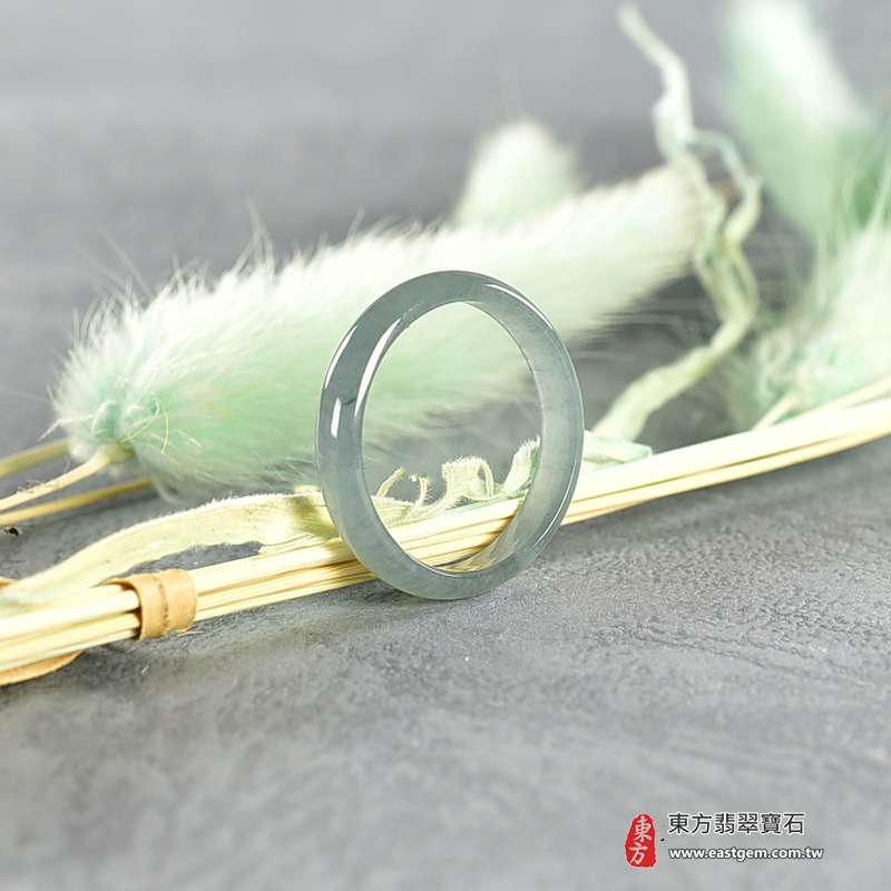 翡翠戒指|天然玉石玉戒・日常配戴與送禮款式|圓滿和合・平安順遂・吉祥如意・福氣常伴・情緣長久|翡翠玉戒・版指戒・板指戒・結婚戒指・男女對戒・情侶對戒|可客製化訂做各式翡翠戒指、吊墜、玉珮與項鍊|RNG977|商品照片與資料介紹 4 翡翠戒指|天然玉石玉戒・日常配戴與送禮款式|圓滿和合・平安順遂・吉祥如意・福氣常伴・情緣長久|翡翠玉戒・版指戒・板指戒・結婚戒指・男女對戒・情侶對戒|可客製化訂做各式翡翠戒指、吊墜、玉珮與項鍊|RNG977|商品照片與資料介紹 4