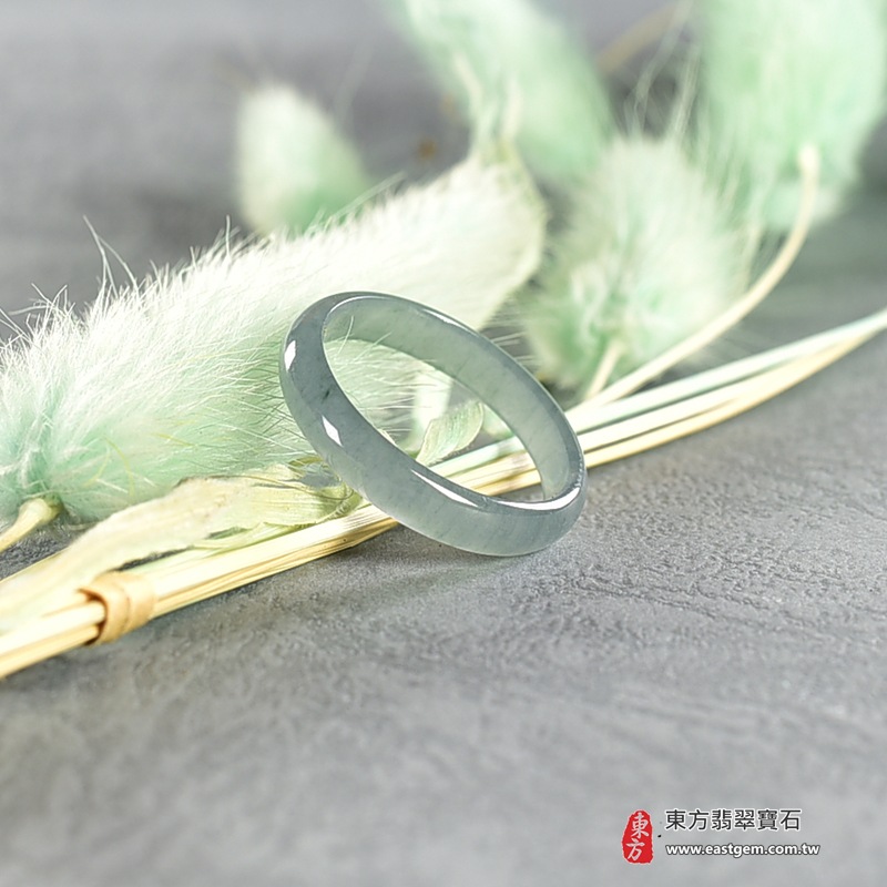 翡翠戒指|天然玉石玉戒・日常配戴與送禮款式|圓滿和合・平安順遂・吉祥如意・福氣常伴・情緣長久|翡翠玉戒・版指戒・板指戒・結婚戒指・男女對戒・情侶對戒|可客製化訂做各式翡翠戒指、吊墜、玉珮與項鍊|RNG977|商品照片與資料介紹 5 翡翠戒指|天然玉石玉戒・日常配戴與送禮款式|圓滿和合・平安順遂・吉祥如意・福氣常伴・情緣長久|翡翠玉戒・版指戒・板指戒・結婚戒指・男女對戒・情侶對戒|可客製化訂做各式翡翠戒指、吊墜、玉珮與項鍊|RNG977|商品照片與資料介紹 5
