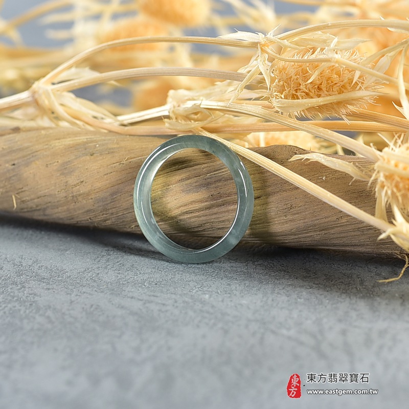 翡翠戒指|天然玉石玉戒・日常配戴與送禮款式|圓滿和合・平安順遂・吉祥如意・福氣常伴・情緣長久|翡翠玉戒・版指戒・板指戒・結婚戒指・男女對戒・情侶對戒|可客製化訂做各式翡翠戒指、吊墜、玉珮與項鍊|RNG980|商品照片與資料介紹 6 翡翠戒指|天然玉石玉戒・日常配戴與送禮款式|圓滿和合・平安順遂・吉祥如意・福氣常伴・情緣長久|翡翠玉戒・版指戒・板指戒・結婚戒指・男女對戒・情侶對戒|可客製化訂做各式翡翠戒指、吊墜、玉珮與項鍊|RNG980|商品照片與資料介紹 6
