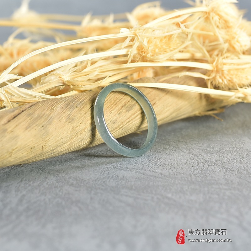 翡翠戒指｜天然玉石玉戒・日常配戴與送禮款式｜圓滿和合・平安順遂・吉祥如意・福氣常伴・情緣長久｜翡翠玉戒・版指戒・板指戒・結婚戒指・男女對戒・情侶對戒｜可客製化訂做各式翡翠戒指、吊墜、玉珮與項鍊｜RNG982｜商品照片與資料介紹 4