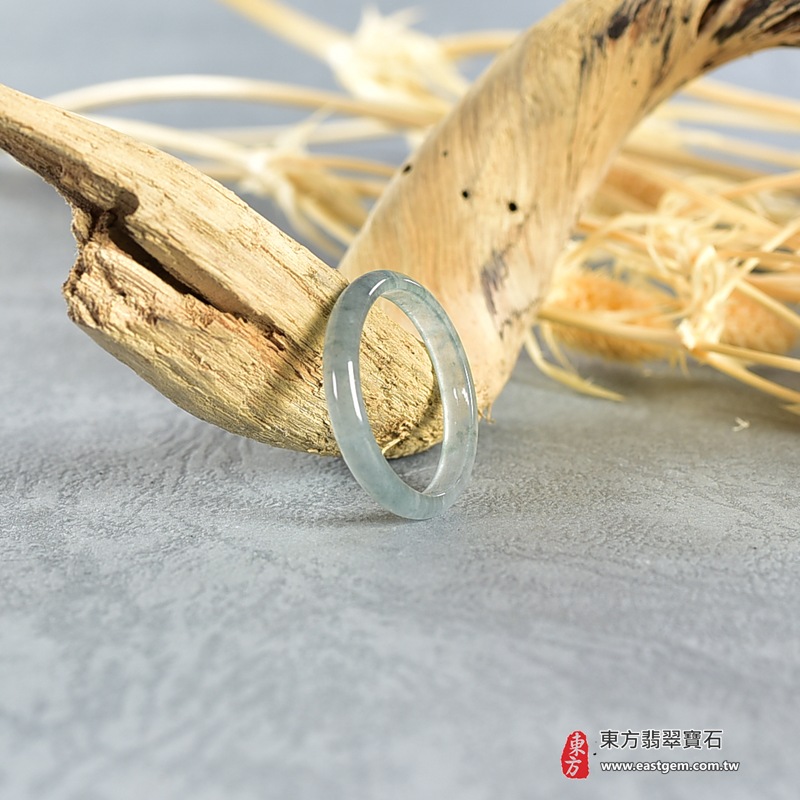 翡翠戒指|天然玉石玉戒・日常配戴與送禮款式|圓滿和合・平安順遂・吉祥如意・福氣常伴・情緣長久|翡翠玉戒・版指戒・板指戒・結婚戒指・男女對戒・情侶對戒|可客製化訂做各式翡翠戒指、吊墜、玉珮與項鍊|RNG983|商品照片與資料介紹 5 翡翠戒指|天然玉石玉戒・日常配戴與送禮款式|圓滿和合・平安順遂・吉祥如意・福氣常伴・情緣長久|翡翠玉戒・版指戒・板指戒・結婚戒指・男女對戒・情侶對戒|可客製化訂做各式翡翠戒指、吊墜、玉珮與項鍊|RNG983|商品照片與資料介紹 5