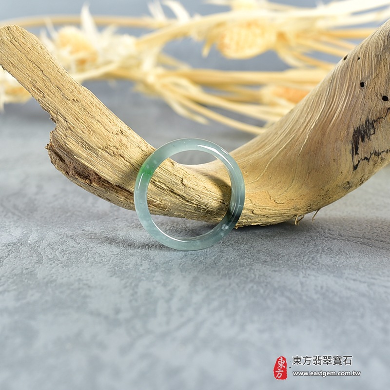翡翠戒指|天然玉石玉戒・日常配戴與送禮款式|圓滿和合・平安順遂・吉祥如意・福氣常伴・情緣長久|翡翠玉戒・版指戒・板指戒・結婚戒指・男女對戒・情侶對戒|可客製化訂做各式翡翠戒指、吊墜、玉珮與項鍊|RNG985|商品照片與資料介紹 4 翡翠戒指|天然玉石玉戒・日常配戴與送禮款式|圓滿和合・平安順遂・吉祥如意・福氣常伴・情緣長久|翡翠玉戒・版指戒・板指戒・結婚戒指・男女對戒・情侶對戒|可客製化訂做各式翡翠戒指、吊墜、玉珮與項鍊|RNG985|商品照片與資料介紹 4