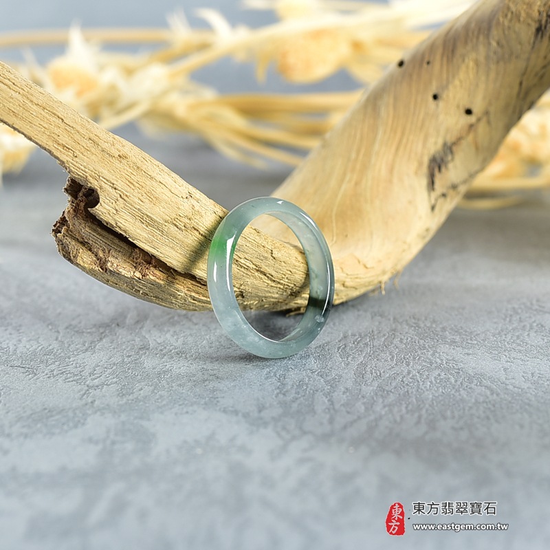 翡翠戒指|天然玉石玉戒・日常配戴與送禮款式|圓滿和合・平安順遂・吉祥如意・福氣常伴・情緣長久|翡翠玉戒・版指戒・板指戒・結婚戒指・男女對戒・情侶對戒|可客製化訂做各式翡翠戒指、吊墜、玉珮與項鍊|RNG985|商品照片與資料介紹 5 翡翠戒指|天然玉石玉戒・日常配戴與送禮款式|圓滿和合・平安順遂・吉祥如意・福氣常伴・情緣長久|翡翠玉戒・版指戒・板指戒・結婚戒指・男女對戒・情侶對戒|可客製化訂做各式翡翠戒指、吊墜、玉珮與項鍊|RNG985|商品照片與資料介紹 5