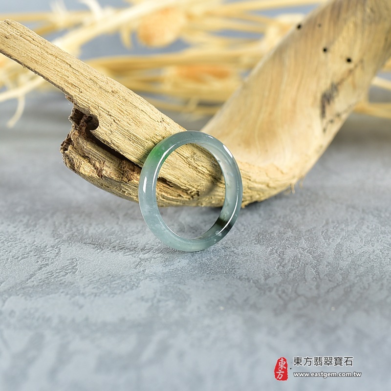 翡翠戒指|天然玉石玉戒・日常配戴與送禮款式|圓滿和合・平安順遂・吉祥如意・福氣常伴・情緣長久|翡翠玉戒・版指戒・板指戒・結婚戒指・男女對戒・情侶對戒|可客製化訂做各式翡翠戒指、吊墜、玉珮與項鍊|RNG985|商品照片與資料介紹 6 翡翠戒指|天然玉石玉戒・日常配戴與送禮款式|圓滿和合・平安順遂・吉祥如意・福氣常伴・情緣長久|翡翠玉戒・版指戒・板指戒・結婚戒指・男女對戒・情侶對戒|可客製化訂做各式翡翠戒指、吊墜、玉珮與項鍊|RNG985|商品照片與資料介紹 6