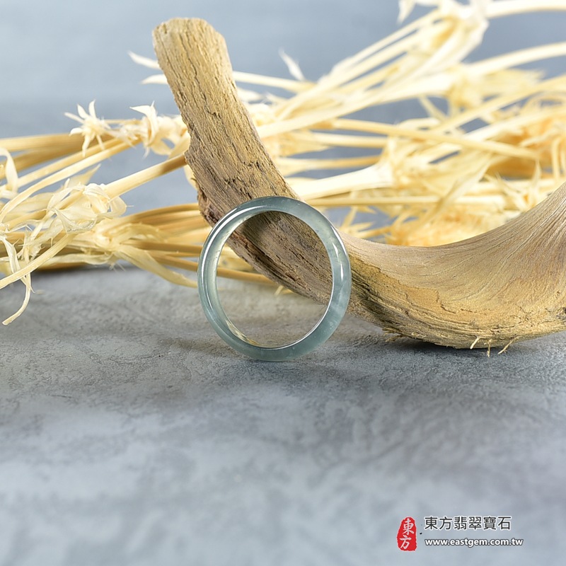翡翠戒指|天然玉石玉戒・日常配戴與送禮款式|圓滿和合・平安順遂・吉祥如意・福氣常伴・情緣長久|翡翠玉戒・版指戒・板指戒・結婚戒指・男女對戒・情侶對戒|可客製化訂做各式翡翠戒指、吊墜、玉珮與項鍊|RNG986|商品照片與資料介紹 5 翡翠戒指|天然玉石玉戒・日常配戴與送禮款式|圓滿和合・平安順遂・吉祥如意・福氣常伴・情緣長久|翡翠玉戒・版指戒・板指戒・結婚戒指・男女對戒・情侶對戒|可客製化訂做各式翡翠戒指、吊墜、玉珮與項鍊|RNG986|商品照片與資料介紹 5