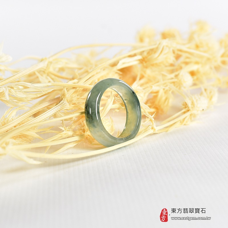 翡翠戒指|天然玉石玉戒・日常配戴與送禮款式|圓滿和合・平安順遂・吉祥如意・福氣常伴・情緣長久|翡翠玉戒・版指戒・板指戒・結婚戒指・男女對戒・情侶對戒|可客製化訂做各式翡翠戒指、吊墜、玉珮與項鍊|RNG991|商品照片與資料介紹 4 翡翠戒指|天然玉石玉戒・日常配戴與送禮款式|圓滿和合・平安順遂・吉祥如意・福氣常伴・情緣長久|翡翠玉戒・版指戒・板指戒・結婚戒指・男女對戒・情侶對戒|可客製化訂做各式翡翠戒指、吊墜、玉珮與項鍊|RNG991|商品照片與資料介紹 4