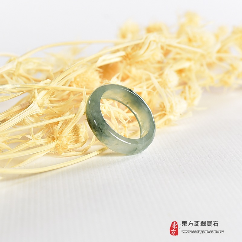 翡翠戒指|天然玉石玉戒・日常配戴與送禮款式|圓滿和合・平安順遂・吉祥如意・福氣常伴・情緣長久|翡翠玉戒・版指戒・板指戒・結婚戒指・男女對戒・情侶對戒|可客製化訂做各式翡翠戒指、吊墜、玉珮與項鍊|RNG991|商品照片與資料介紹 5 翡翠戒指|天然玉石玉戒・日常配戴與送禮款式|圓滿和合・平安順遂・吉祥如意・福氣常伴・情緣長久|翡翠玉戒・版指戒・板指戒・結婚戒指・男女對戒・情侶對戒|可客製化訂做各式翡翠戒指、吊墜、玉珮與項鍊|RNG991|商品照片與資料介紹 5