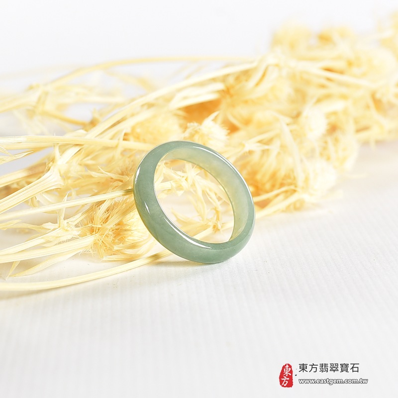 翡翠戒指|天然玉石玉戒・日常配戴與送禮款式|圓滿和合・平安順遂・吉祥如意・福氣常伴・情緣長久|翡翠玉戒・版指戒・板指戒・結婚戒指・男女對戒・情侶對戒|可客製化訂做各式翡翠戒指、吊墜、玉珮與項鍊|RNG992|商品照片與資料介紹 4 翡翠戒指|天然玉石玉戒・日常配戴與送禮款式|圓滿和合・平安順遂・吉祥如意・福氣常伴・情緣長久|翡翠玉戒・版指戒・板指戒・結婚戒指・男女對戒・情侶對戒|可客製化訂做各式翡翠戒指、吊墜、玉珮與項鍊|RNG992|商品照片與資料介紹 4