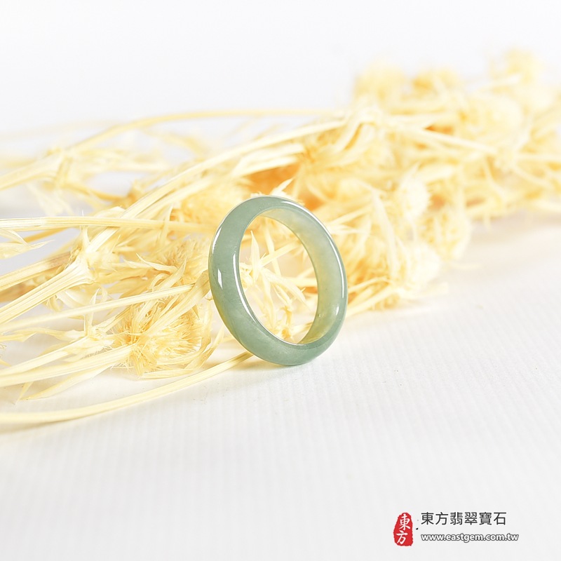翡翠戒指|天然玉石玉戒・日常配戴與送禮款式|圓滿和合・平安順遂・吉祥如意・福氣常伴・情緣長久|翡翠玉戒・版指戒・板指戒・結婚戒指・男女對戒・情侶對戒|可客製化訂做各式翡翠戒指、吊墜、玉珮與項鍊|RNG992|商品照片與資料介紹 5 翡翠戒指|天然玉石玉戒・日常配戴與送禮款式|圓滿和合・平安順遂・吉祥如意・福氣常伴・情緣長久|翡翠玉戒・版指戒・板指戒・結婚戒指・男女對戒・情侶對戒|可客製化訂做各式翡翠戒指、吊墜、玉珮與項鍊|RNG992|商品照片與資料介紹 5
