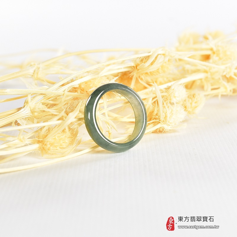 翡翠戒指|天然玉石玉戒・日常配戴與送禮款式|圓滿和合・平安順遂・吉祥如意・福氣常伴・情緣長久|翡翠玉戒・版指戒・板指戒・結婚戒指・男女對戒・情侶對戒|可客製化訂做各式翡翠戒指、吊墜、玉珮與項鍊|RNG993|商品照片與資料介紹 4 翡翠戒指|天然玉石玉戒・日常配戴與送禮款式|圓滿和合・平安順遂・吉祥如意・福氣常伴・情緣長久|翡翠玉戒・版指戒・板指戒・結婚戒指・男女對戒・情侶對戒|可客製化訂做各式翡翠戒指、吊墜、玉珮與項鍊|RNG993|商品照片與資料介紹 4