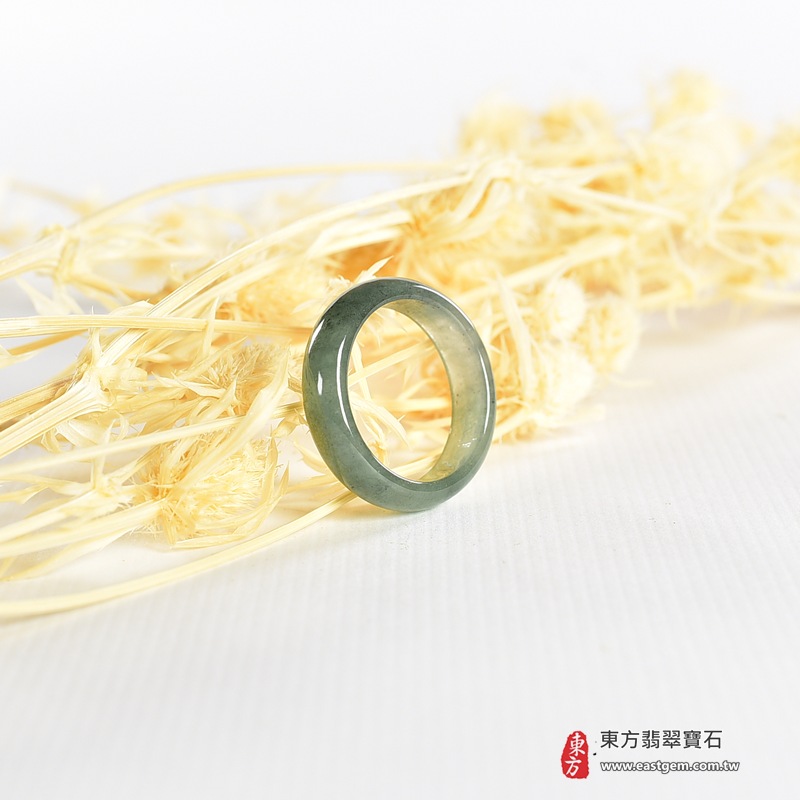 翡翠戒指|天然玉石玉戒・日常配戴與送禮款式|圓滿和合・平安順遂・吉祥如意・福氣常伴・情緣長久|翡翠玉戒・版指戒・板指戒・結婚戒指・男女對戒・情侶對戒|可客製化訂做各式翡翠戒指、吊墜、玉珮與項鍊|RNG993|商品照片與資料介紹 6 翡翠戒指|天然玉石玉戒・日常配戴與送禮款式|圓滿和合・平安順遂・吉祥如意・福氣常伴・情緣長久|翡翠玉戒・版指戒・板指戒・結婚戒指・男女對戒・情侶對戒|可客製化訂做各式翡翠戒指、吊墜、玉珮與項鍊|RNG993|商品照片與資料介紹 6