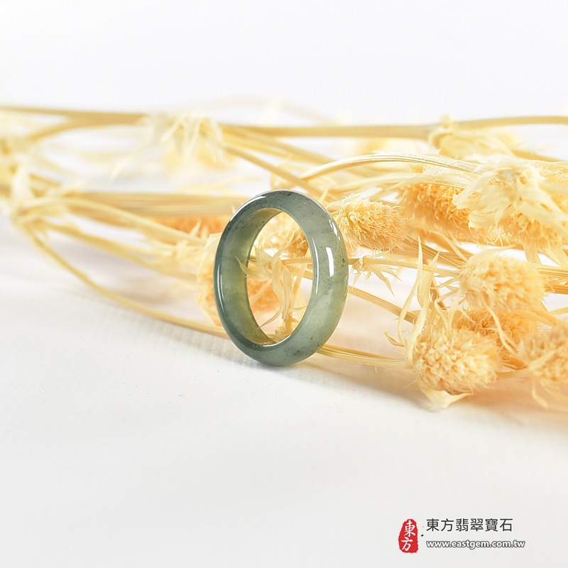 翡翠戒指|天然玉石玉戒・日常配戴與送禮款式|圓滿和合・平安順遂・吉祥如意・福氣常伴・情緣長久|翡翠玉戒・版指戒・板指戒・結婚戒指・男女對戒・情侶對戒|可客製化訂做各式翡翠戒指、吊墜、玉珮與項鍊|RNG993|商品照片與資料介紹 8 翡翠戒指|天然玉石玉戒・日常配戴與送禮款式|圓滿和合・平安順遂・吉祥如意・福氣常伴・情緣長久|翡翠玉戒・版指戒・板指戒・結婚戒指・男女對戒・情侶對戒|可客製化訂做各式翡翠戒指、吊墜、玉珮與項鍊|RNG993|商品照片與資料介紹 8