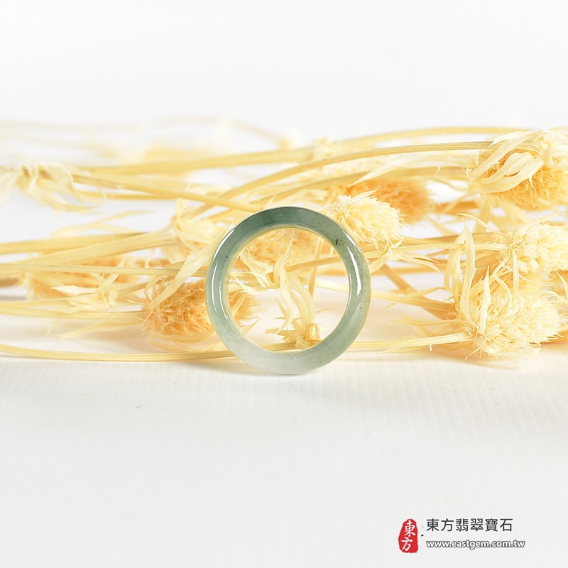 糯種白底青翡翠平口戒|RNG994|白底飄淺綠天然色帶・圓潤飽滿戒身・柔和糯潤質感・清雅素面拋光|日常配戴翡翠玉戒、女性清新玉戒、生日紀念送禮與天然玉石收藏|白底青翡翠戒環・天然玉戒指・附鑑定證書|東方翡翠寶石專賣店 4 糯種白底青翡翠平口戒|RNG994|白底飄淺綠天然色帶・圓潤飽滿戒身・柔和糯潤質感・清雅素面拋光|日常配戴翡翠玉戒、女性清新玉戒、生日紀念送禮與天然玉石收藏|白底青翡翠戒環・天然玉戒指・附鑑定證書|東方翡翠寶石專賣店 4