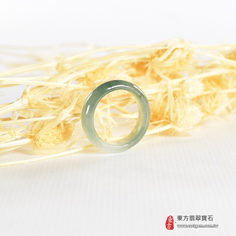 糯種白底青翡翠平口戒|RNG994|白底飄淺綠天然色帶・圓潤飽滿戒身・柔和糯潤質感・清雅素面拋光|日常配戴翡翠玉戒、女性清新玉戒、生日紀念送禮與天然玉石收藏|白底青翡翠戒環・天然玉戒指・附鑑定證書|東方翡翠寶石專賣店 5 糯種白底青翡翠平口戒|RNG994|白底飄淺綠天然色帶・圓潤飽滿戒身・柔和糯潤質感・清雅素面拋光|日常配戴翡翠玉戒、女性清新玉戒、生日紀念送禮與天然玉石收藏|白底青翡翠戒環・天然玉戒指・附鑑定證書|東方翡翠寶石專賣店 5