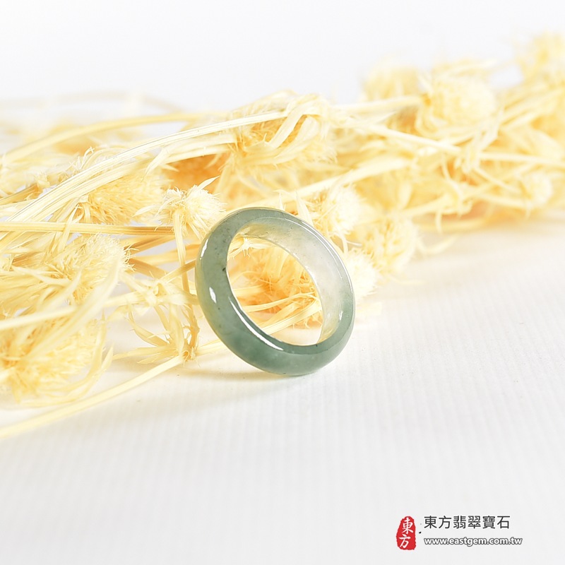 糯種白底青翡翠平口戒|RNG994|白底飄淺綠天然色帶・圓潤飽滿戒身・柔和糯潤質感・清雅素面拋光|日常配戴翡翠玉戒、女性清新玉戒、生日紀念送禮與天然玉石收藏|白底青翡翠戒環・天然玉戒指・附鑑定證書|東方翡翠寶石專賣店 7 糯種白底青翡翠平口戒|RNG994|白底飄淺綠天然色帶・圓潤飽滿戒身・柔和糯潤質感・清雅素面拋光|日常配戴翡翠玉戒、女性清新玉戒、生日紀念送禮與天然玉石收藏|白底青翡翠戒環・天然玉戒指・附鑑定證書|東方翡翠寶石專賣店 7