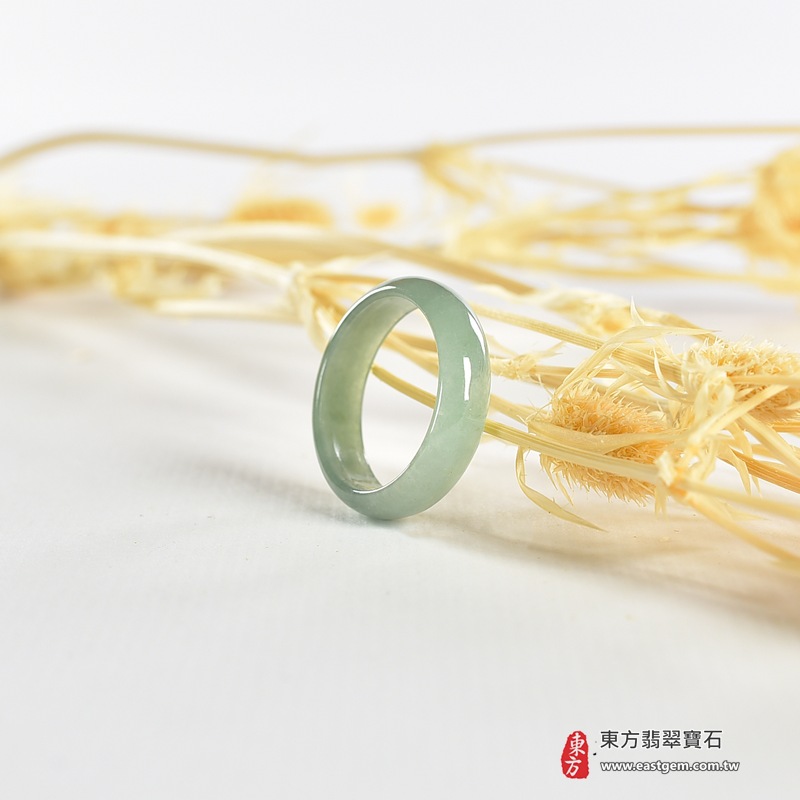 翡翠戒指|天然玉石玉戒・日常配戴與送禮款式|圓滿和合・平安順遂・吉祥如意・福氣常伴・情緣長久|翡翠玉戒・版指戒・板指戒・結婚戒指・男女對戒・情侶對戒|可客製化訂做各式翡翠戒指、吊墜、玉珮與項鍊|RNG996|商品照片與資料介紹 8 翡翠戒指|天然玉石玉戒・日常配戴與送禮款式|圓滿和合・平安順遂・吉祥如意・福氣常伴・情緣長久|翡翠玉戒・版指戒・板指戒・結婚戒指・男女對戒・情侶對戒|可客製化訂做各式翡翠戒指、吊墜、玉珮與項鍊|RNG996|商品照片與資料介紹 8