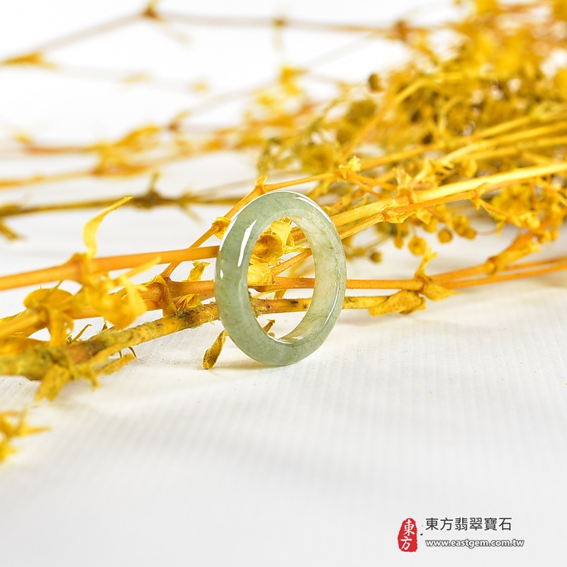 翡翠戒指|天然玉石玉戒・日常配戴與送禮款式|圓滿和合・平安順遂・吉祥如意・福氣常伴・情緣長久|翡翠玉戒・版指戒・板指戒・結婚戒指・男女對戒・情侶對戒|可客製化訂做各式翡翠戒指、吊墜、玉珮與項鍊|RNG1004|商品照片與資料介紹 4 翡翠戒指|天然玉石玉戒・日常配戴與送禮款式|圓滿和合・平安順遂・吉祥如意・福氣常伴・情緣長久|翡翠玉戒・版指戒・板指戒・結婚戒指・男女對戒・情侶對戒|可客製化訂做各式翡翠戒指、吊墜、玉珮與項鍊|RNG1004|商品照片與資料介紹 4