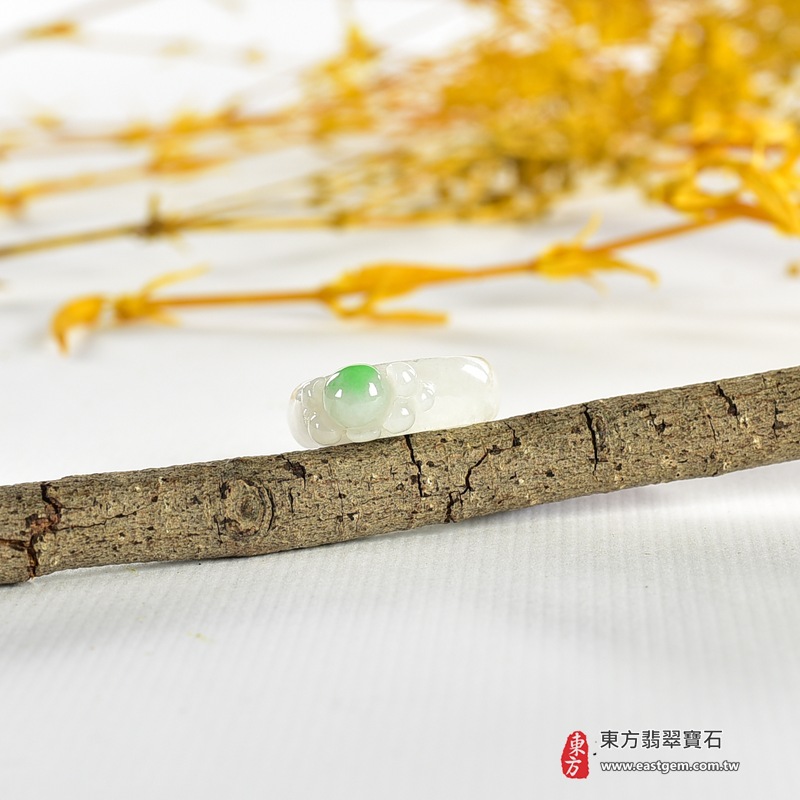 翡翠戒指|天然玉石玉戒・日常配戴與送禮款式|圓滿和合・平安順遂・吉祥如意・福氣常伴・情緣長久|翡翠玉戒・版指戒・板指戒・結婚戒指・男女對戒・情侶對戒|可客製化訂做各式翡翠戒指、吊墜、玉珮與項鍊|RNG1007|商品照片與資料介紹 4 翡翠戒指|天然玉石玉戒・日常配戴與送禮款式|圓滿和合・平安順遂・吉祥如意・福氣常伴・情緣長久|翡翠玉戒・版指戒・板指戒・結婚戒指・男女對戒・情侶對戒|可客製化訂做各式翡翠戒指、吊墜、玉珮與項鍊|RNG1007|商品照片與資料介紹 4