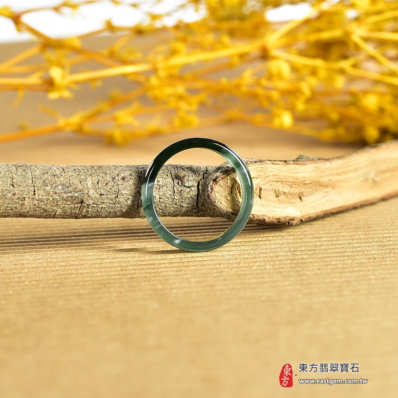 翡翠戒指|天然玉石玉戒・日常配戴與送禮款式|圓滿和合・平安順遂・吉祥如意・福氣常伴・情緣長久|翡翠玉戒・版指戒・板指戒・結婚戒指・男女對戒・情侶對戒|可客製化訂做各式翡翠戒指、吊墜、玉珮與項鍊|RNG1010|商品照片與資料介紹 5 翡翠戒指|天然玉石玉戒・日常配戴與送禮款式|圓滿和合・平安順遂・吉祥如意・福氣常伴・情緣長久|翡翠玉戒・版指戒・板指戒・結婚戒指・男女對戒・情侶對戒|可客製化訂做各式翡翠戒指、吊墜、玉珮與項鍊|RNG1010|商品照片與資料介紹 5