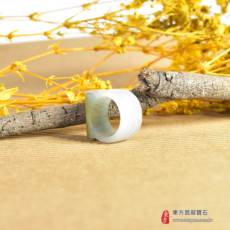 白底青帶黃翡福祿壽翡翠戒指｜RNG1012｜淺綠褐黃天然多色層次・梯形雕面・寬版厚實戒身・大器板指造型｜男款拇指戒、個性翡翠玉戒、福祿壽祝福送禮與東方玉石收藏｜福祿壽翡翠戒・寬版玉板指・附鑑定證書｜東方翡翠寶石專賣店 4