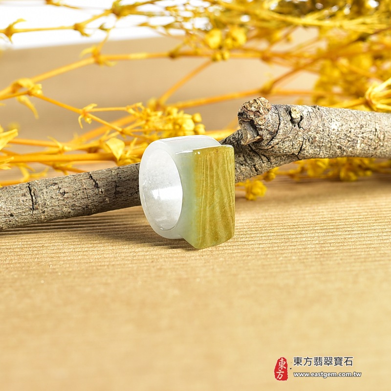 白底青帶黃翡福祿壽翡翠戒指｜RNG1012｜淺綠褐黃天然多色層次・梯形雕面・寬版厚實戒身・大器板指造型｜男款拇指戒、個性翡翠玉戒、福祿壽祝福送禮與東方玉石收藏｜福祿壽翡翠戒・寬版玉板指・附鑑定證書｜東方翡翠寶石專賣店 5
