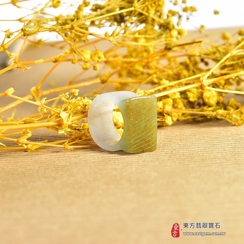 白底青帶黃翡福祿壽翡翠戒指｜RNG1012｜淺綠褐黃天然多色層次・梯形雕面・寬版厚實戒身・大器板指造型｜男款拇指戒、個性翡翠玉戒、福祿壽祝福送禮與東方玉石收藏｜福祿壽翡翠戒・寬版玉板指・附鑑定證書｜東方翡翠寶石專賣店 7