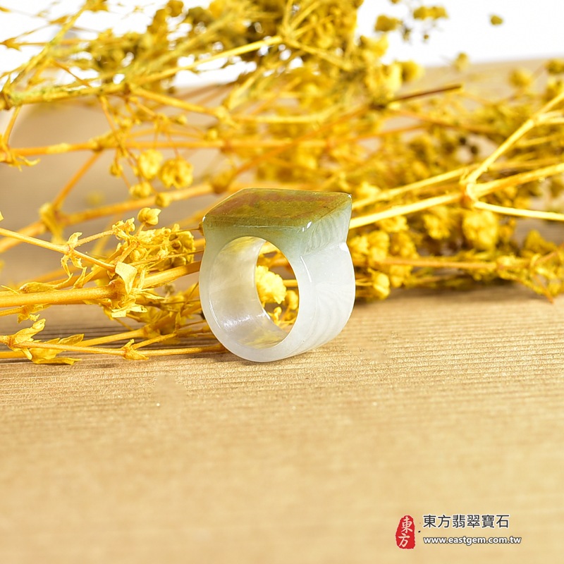 白底青帶黃翡福祿壽翡翠戒指｜RNG1012｜淺綠褐黃天然多色層次・梯形雕面・寬版厚實戒身・大器板指造型｜男款拇指戒、個性翡翠玉戒、福祿壽祝福送禮與東方玉石收藏｜福祿壽翡翠戒・寬版玉板指・附鑑定證書｜東方翡翠寶石專賣店 8