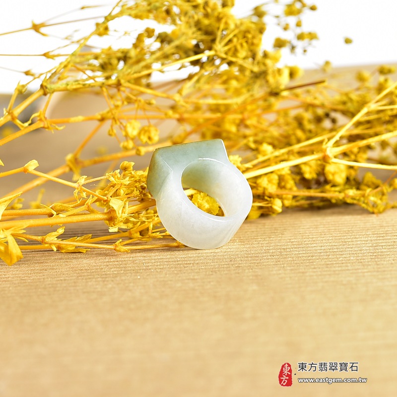 白底青帶黃翡福祿壽翡翠戒指｜RNG1012｜淺綠褐黃天然多色層次・梯形雕面・寬版厚實戒身・大器板指造型｜男款拇指戒、個性翡翠玉戒、福祿壽祝福送禮與東方玉石收藏｜福祿壽翡翠戒・寬版玉板指・附鑑定證書｜東方翡翠寶石專賣店 9