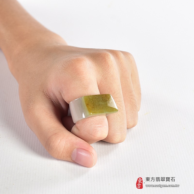 白底青帶黃翡福祿壽翡翠戒指｜RNG1012｜淺綠褐黃天然多色層次・梯形雕面・寬版厚實戒身・大器板指造型｜男款拇指戒、個性翡翠玉戒、福祿壽祝福送禮與東方玉石收藏｜福祿壽翡翠戒・寬版玉板指・附鑑定證書｜東方翡翠寶石專賣店 11