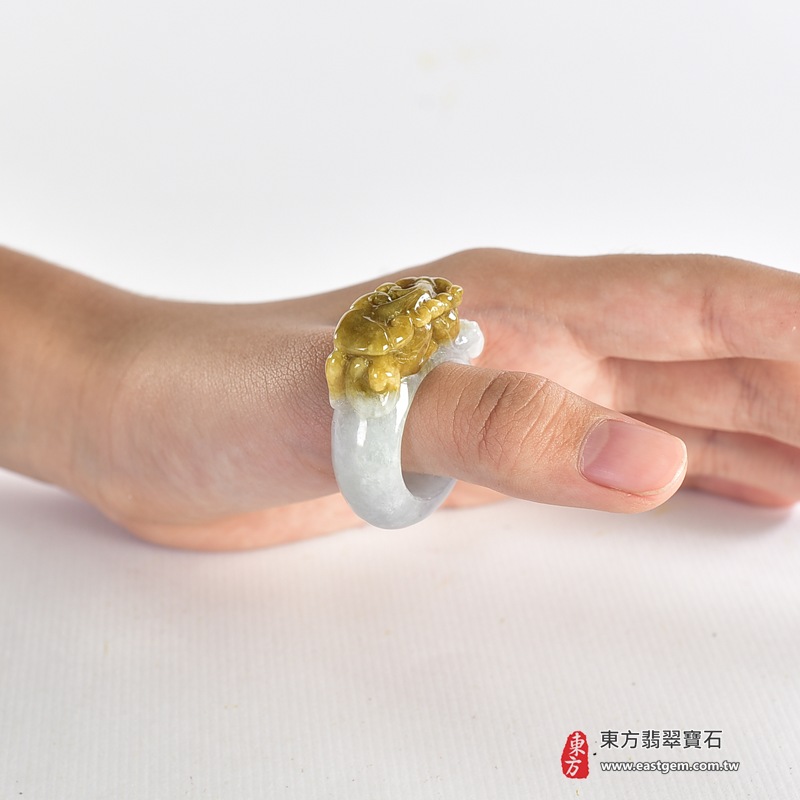 翡翠戒指|天然玉石玉戒・日常配戴與送禮款式|圓滿和合・平安順遂・吉祥如意・福氣常伴・情緣長久|翡翠玉戒・版指戒・板指戒・結婚戒指・男女對戒・情侶對戒|可客製化訂做各式翡翠戒指、吊墜、玉珮與項鍊|RNG1013|商品照片與資料介紹 9 翡翠戒指|天然玉石玉戒・日常配戴與送禮款式|圓滿和合・平安順遂・吉祥如意・福氣常伴・情緣長久|翡翠玉戒・版指戒・板指戒・結婚戒指・男女對戒・情侶對戒|可客製化訂做各式翡翠戒指、吊墜、玉珮與項鍊|RNG1013|商品照片與資料介紹 9