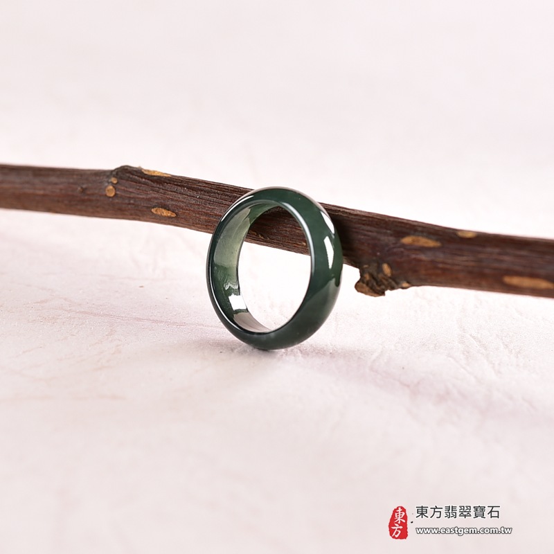 翡翠戒指|天然玉石玉戒・日常配戴與送禮款式|圓滿和合・平安順遂・吉祥如意・福氣常伴・情緣長久|翡翠玉戒・版指戒・板指戒・結婚戒指・男女對戒・情侶對戒|可客製化訂做各式翡翠戒指、吊墜、玉珮與項鍊|RNG1018|商品照片與資料介紹 4 翡翠戒指|天然玉石玉戒・日常配戴與送禮款式|圓滿和合・平安順遂・吉祥如意・福氣常伴・情緣長久|翡翠玉戒・版指戒・板指戒・結婚戒指・男女對戒・情侶對戒|可客製化訂做各式翡翠戒指、吊墜、玉珮與項鍊|RNG1018|商品照片與資料介紹 4