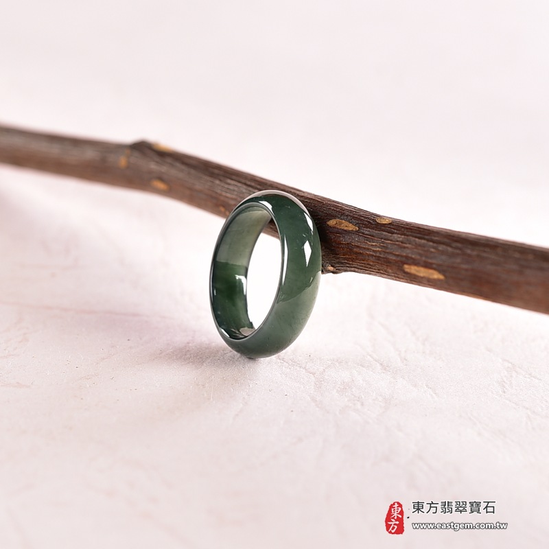 翡翠戒指|天然玉石玉戒・日常配戴與送禮款式|圓滿和合・平安順遂・吉祥如意・福氣常伴・情緣長久|翡翠玉戒・版指戒・板指戒・結婚戒指・男女對戒・情侶對戒|可客製化訂做各式翡翠戒指、吊墜、玉珮與項鍊|RNG1018|商品照片與資料介紹 5 翡翠戒指|天然玉石玉戒・日常配戴與送禮款式|圓滿和合・平安順遂・吉祥如意・福氣常伴・情緣長久|翡翠玉戒・版指戒・板指戒・結婚戒指・男女對戒・情侶對戒|可客製化訂做各式翡翠戒指、吊墜、玉珮與項鍊|RNG1018|商品照片與資料介紹 5