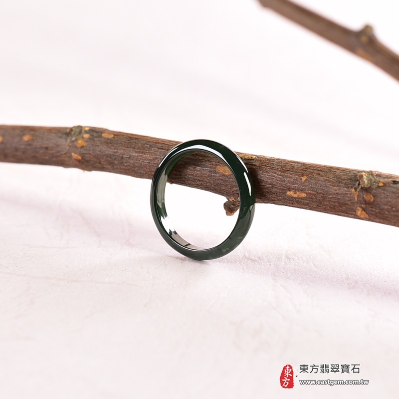 翡翠戒指|天然玉石玉戒・日常配戴與送禮款式|圓滿和合・平安順遂・吉祥如意・福氣常伴・情緣長久|翡翠玉戒・版指戒・板指戒・結婚戒指・男女對戒・情侶對戒|可客製化訂做各式翡翠戒指、吊墜、玉珮與項鍊|RNG1024|商品照片與資料介紹 4 翡翠戒指|天然玉石玉戒・日常配戴與送禮款式|圓滿和合・平安順遂・吉祥如意・福氣常伴・情緣長久|翡翠玉戒・版指戒・板指戒・結婚戒指・男女對戒・情侶對戒|可客製化訂做各式翡翠戒指、吊墜、玉珮與項鍊|RNG1024|商品照片與資料介紹 4
