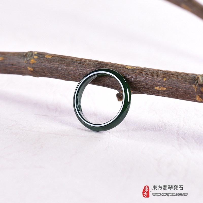 翡翠戒指|天然玉石玉戒・日常配戴與送禮款式|圓滿和合・平安順遂・吉祥如意・福氣常伴・情緣長久|翡翠玉戒・版指戒・板指戒・結婚戒指・男女對戒・情侶對戒|可客製化訂做各式翡翠戒指、吊墜、玉珮與項鍊|RNG1025|商品照片與資料介紹 4 翡翠戒指|天然玉石玉戒・日常配戴與送禮款式|圓滿和合・平安順遂・吉祥如意・福氣常伴・情緣長久|翡翠玉戒・版指戒・板指戒・結婚戒指・男女對戒・情侶對戒|可客製化訂做各式翡翠戒指、吊墜、玉珮與項鍊|RNG1025|商品照片與資料介紹 4