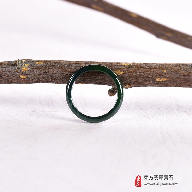 翡翠戒指|天然玉石玉戒・日常配戴與送禮款式|圓滿和合・平安順遂・吉祥如意・福氣常伴・情緣長久|翡翠玉戒・版指戒・板指戒・結婚戒指・男女對戒・情侶對戒|可客製化訂做各式翡翠戒指、吊墜、玉珮與項鍊|RNG1025|商品照片與資料介紹 5 翡翠戒指|天然玉石玉戒・日常配戴與送禮款式|圓滿和合・平安順遂・吉祥如意・福氣常伴・情緣長久|翡翠玉戒・版指戒・板指戒・結婚戒指・男女對戒・情侶對戒|可客製化訂做各式翡翠戒指、吊墜、玉珮與項鍊|RNG1025|商品照片與資料介紹 5