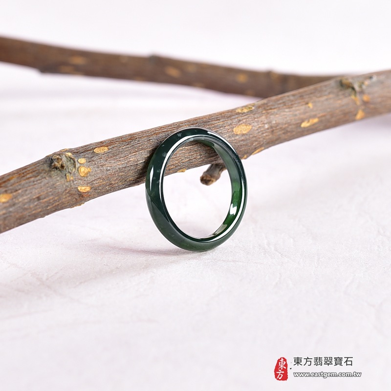 翡翠戒指|天然玉石玉戒・日常配戴與送禮款式|圓滿和合・平安順遂・吉祥如意・福氣常伴・情緣長久|翡翠玉戒・版指戒・板指戒・結婚戒指・男女對戒・情侶對戒|可客製化訂做各式翡翠戒指、吊墜、玉珮與項鍊|RNG1025|商品照片與資料介紹 6 翡翠戒指|天然玉石玉戒・日常配戴與送禮款式|圓滿和合・平安順遂・吉祥如意・福氣常伴・情緣長久|翡翠玉戒・版指戒・板指戒・結婚戒指・男女對戒・情侶對戒|可客製化訂做各式翡翠戒指、吊墜、玉珮與項鍊|RNG1025|商品照片與資料介紹 6