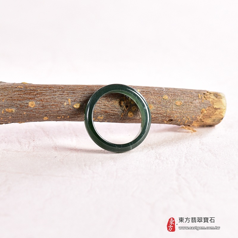 翡翠戒指|天然玉石玉戒・日常配戴與送禮款式|圓滿和合・平安順遂・吉祥如意・福氣常伴・情緣長久|翡翠玉戒・版指戒・板指戒・結婚戒指・男女對戒・情侶對戒|可客製化訂做各式翡翠戒指、吊墜、玉珮與項鍊|RNG1027|商品照片與資料介紹 4 翡翠戒指|天然玉石玉戒・日常配戴與送禮款式|圓滿和合・平安順遂・吉祥如意・福氣常伴・情緣長久|翡翠玉戒・版指戒・板指戒・結婚戒指・男女對戒・情侶對戒|可客製化訂做各式翡翠戒指、吊墜、玉珮與項鍊|RNG1027|商品照片與資料介紹 4