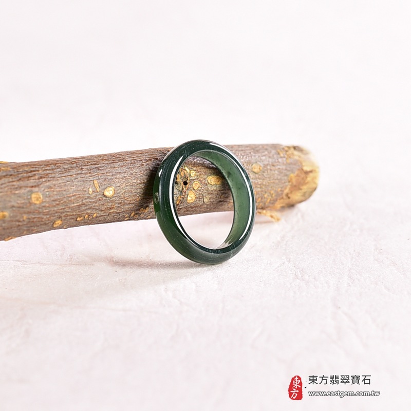翡翠戒指|天然玉石玉戒・日常配戴與送禮款式|圓滿和合・平安順遂・吉祥如意・福氣常伴・情緣長久|翡翠玉戒・版指戒・板指戒・結婚戒指・男女對戒・情侶對戒|可客製化訂做各式翡翠戒指、吊墜、玉珮與項鍊|RNG1027|商品照片與資料介紹 5 翡翠戒指|天然玉石玉戒・日常配戴與送禮款式|圓滿和合・平安順遂・吉祥如意・福氣常伴・情緣長久|翡翠玉戒・版指戒・板指戒・結婚戒指・男女對戒・情侶對戒|可客製化訂做各式翡翠戒指、吊墜、玉珮與項鍊|RNG1027|商品照片與資料介紹 5
