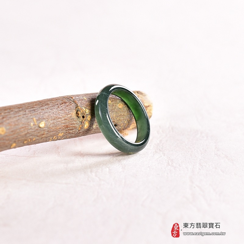 翡翠戒指|天然玉石玉戒・日常配戴與送禮款式|圓滿和合・平安順遂・吉祥如意・福氣常伴・情緣長久|翡翠玉戒・版指戒・板指戒・結婚戒指・男女對戒・情侶對戒|可客製化訂做各式翡翠戒指、吊墜、玉珮與項鍊|RNG1027|商品照片與資料介紹 6 翡翠戒指|天然玉石玉戒・日常配戴與送禮款式|圓滿和合・平安順遂・吉祥如意・福氣常伴・情緣長久|翡翠玉戒・版指戒・板指戒・結婚戒指・男女對戒・情侶對戒|可客製化訂做各式翡翠戒指、吊墜、玉珮與項鍊|RNG1027|商品照片與資料介紹 6